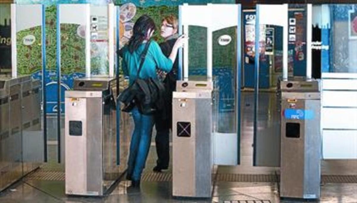 Una noia aprofita l’obertura de portes per colar-se a la parada de metro d’Universitat, el 23 de març.