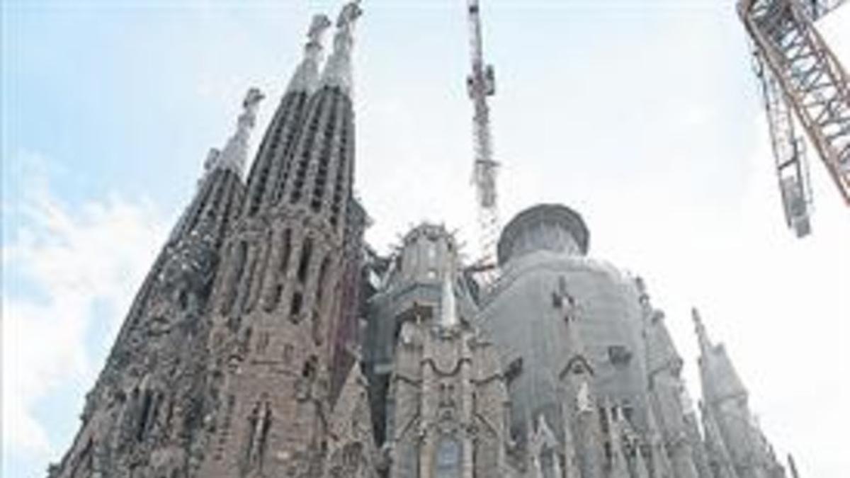 En primer plano, paneles de la torre de la Verge Maria, en  la Sagrada Família.