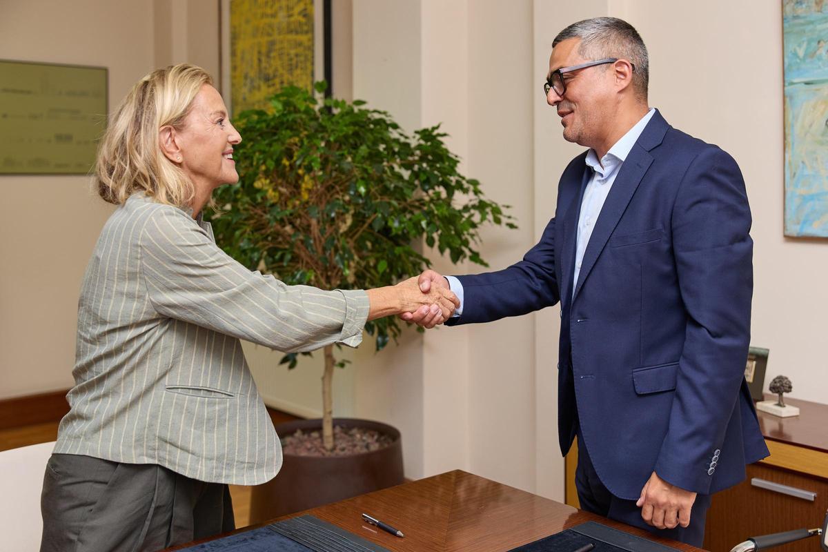 Flora Pérez e Daniel Pérez asinaron o convenio de colaboración.