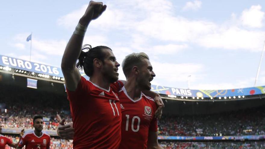Bale i Ramsey celebren l&#039;autogol que els situa a quarts de final
