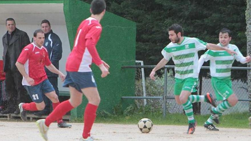 Un lance del partido de ayer entre el Melias y Monterrei. // Jesús Regal