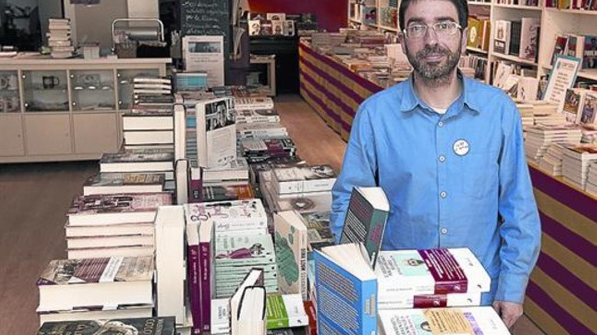 Veteranos y noveles 8Josep Cots, al frente de la Documenta durante cuatro décadas, muestra libros a un cliente, y el joven Xavier Vidal (derecha), alma de la Nollegiu, ayer.