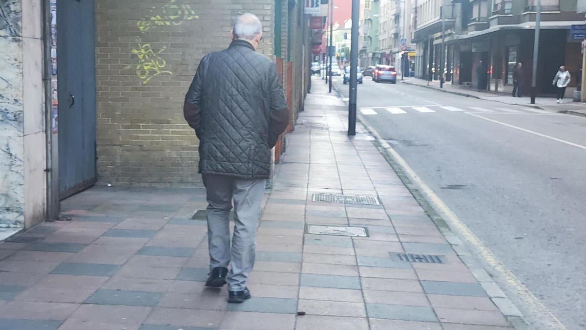 Un vecino de Mieres esquiva una caca de perro en la céntrica calle Teodoro Cuesta. | A. Velasco