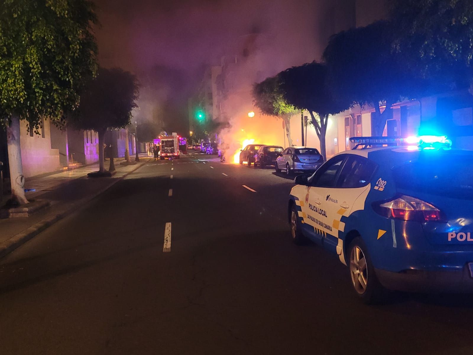 Incendio de dos coches y tres contenedores en Tomás Morales