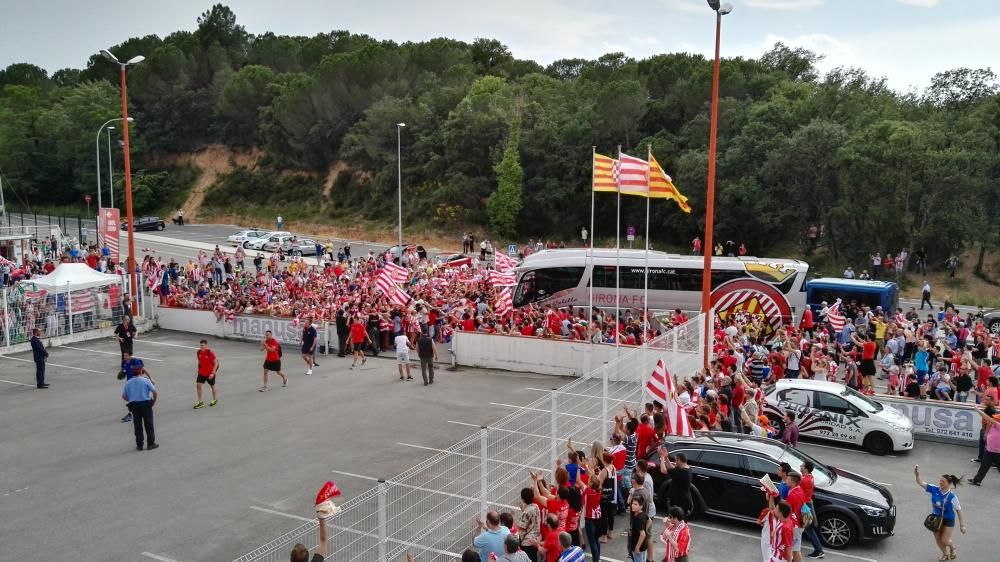 Càlida rebuda de l'afició del Girona als jugadors