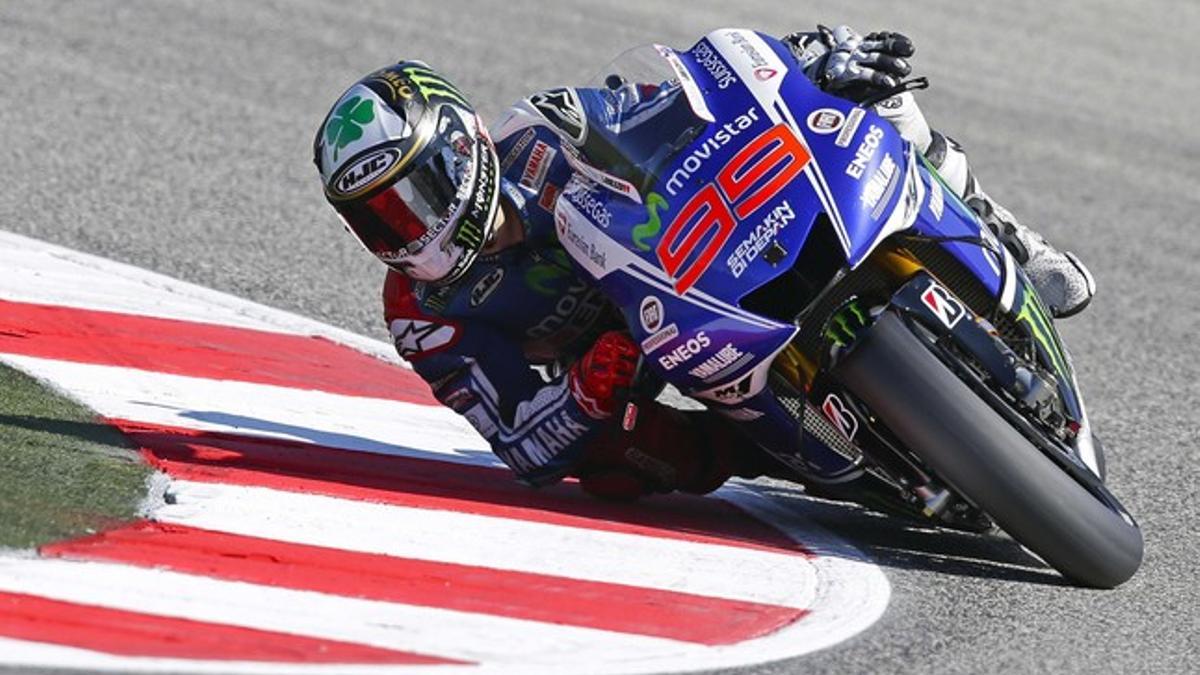 Jorge Lorenzo traza una curva en el circuito de Misano, este sábado.