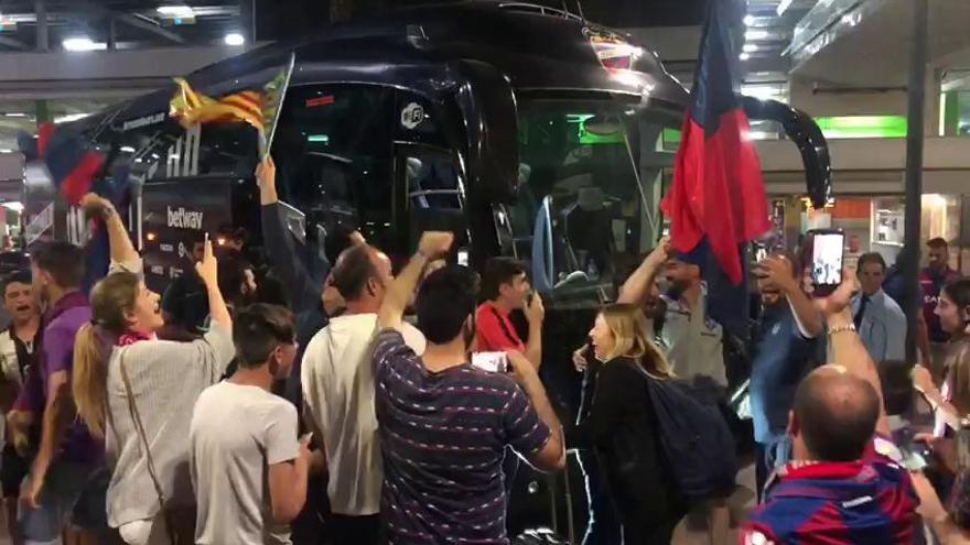 Los taxistas hicieron sonar sus bocinas en honor al Levante UD