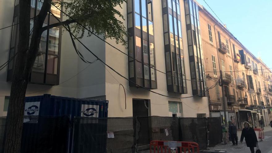 El nuevo edificio está media altura de la calle Oms.