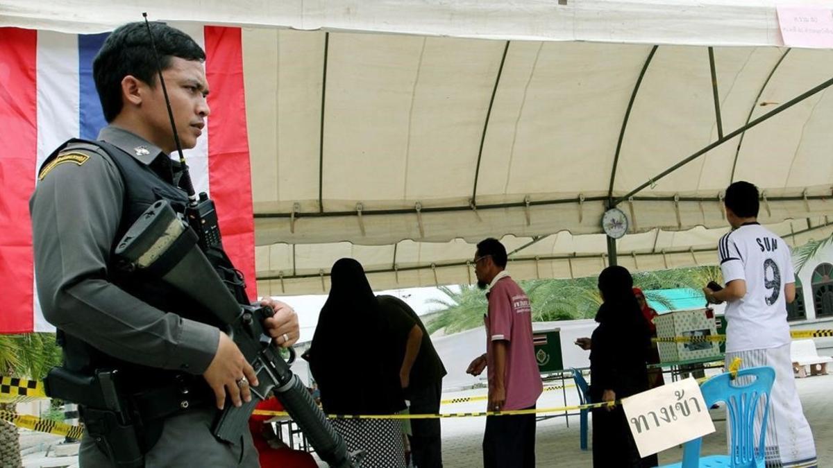 Vigilancia en un centro electoral en la provincia de Pattani.