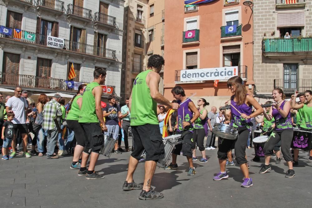 Penjada de cartells a Manresa pro referèndum