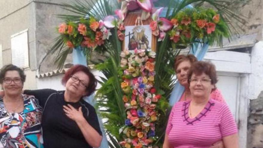 Una de las cruces engalanadas en El Tablero, ayer.