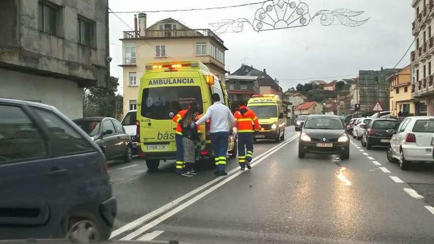 Evacuación de una de las personsa heridas en el accidente de ayer en la PO-551, en Domaio. // G.N.