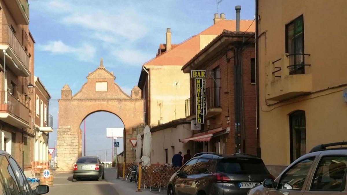 Bar situado en la Rúa de Santa Catalina de Roncesvalles en el que los ladrones perpetraron el robo. | M. J. C.