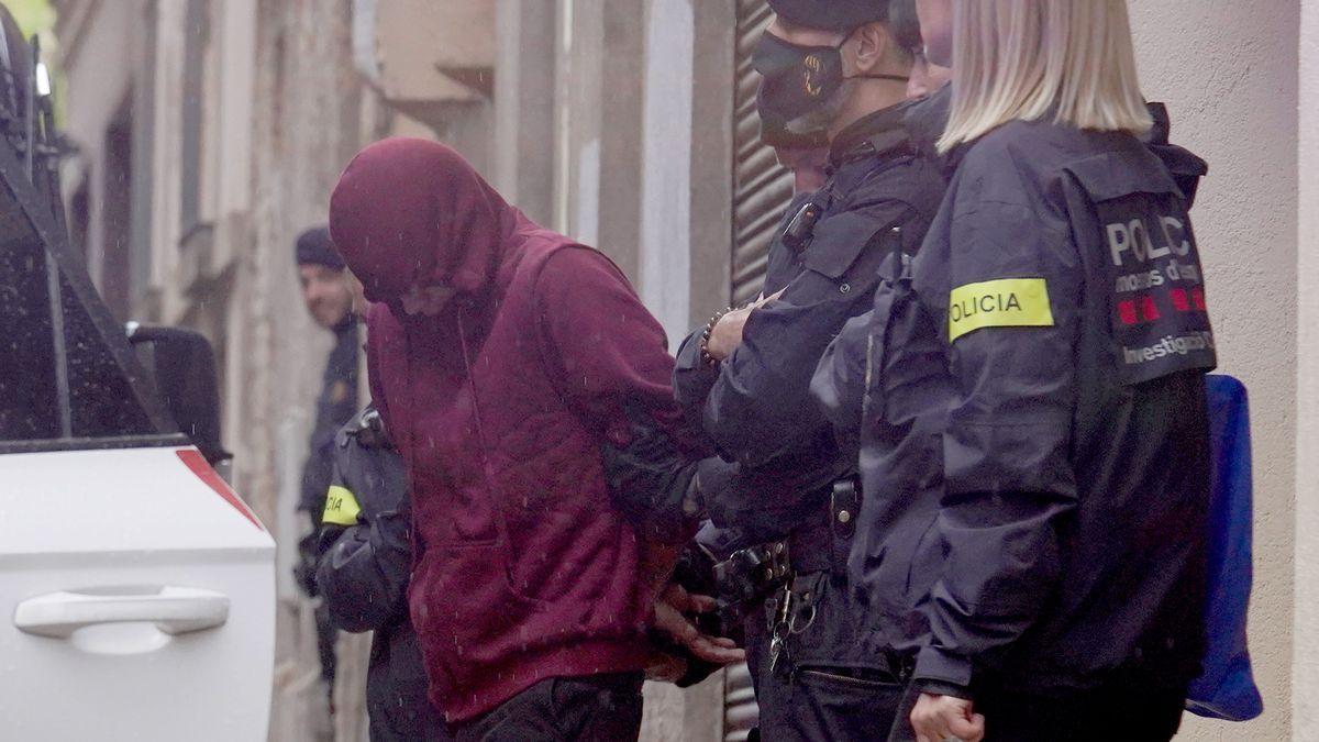 Los Mossos se llevan al joven detenido en Igualada por la violación de una menor. / MARC VILA