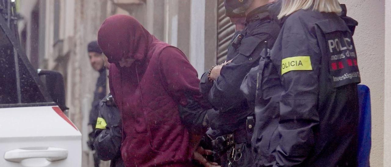 Los Mossos se llevan al joven detenido en Igualada por la violación de una menor. / MARC VILA