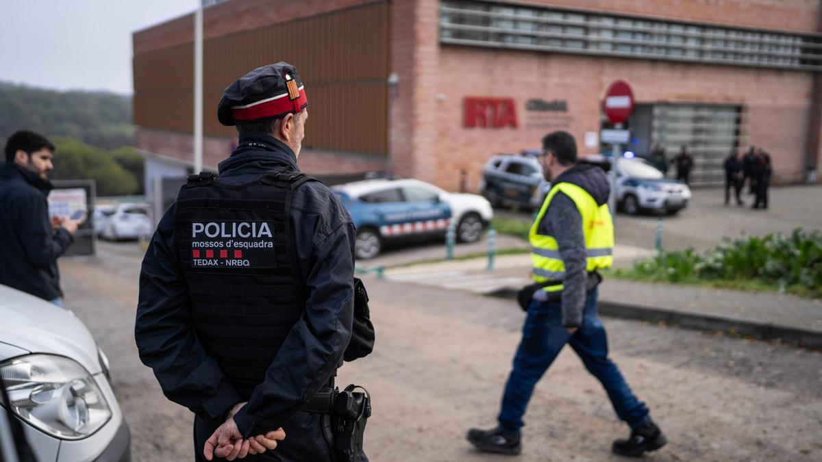 Registro policial en el laboratorio IRTA-CReSA de Cerdanyola, investigado por el origen de la peste porcina