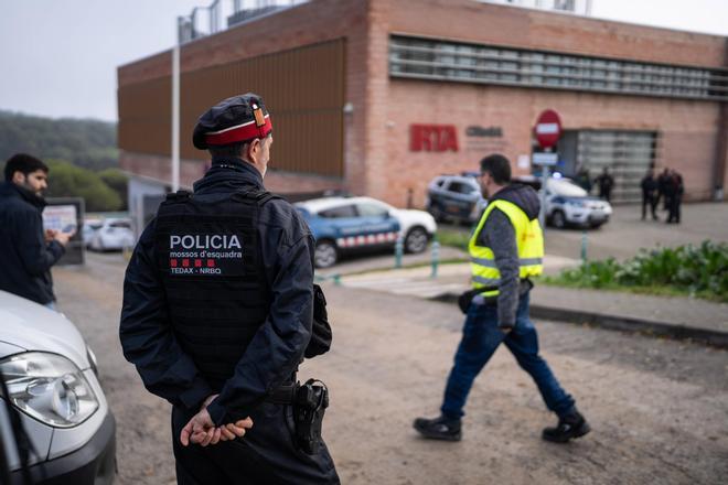 Registro policial en el laboratorio IRTA-CReSA de Cerdanyola, investigado por el origen de la peste porcina