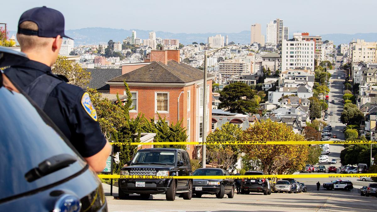 FBI trabajan afuera de la casa de la presidenta de la Cámara de Representantes, Nancy Pelosi, en San Francisco, tras detener al atacante