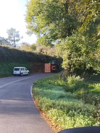 Despliegan un helicóptero sanitario tras el vuelco de un camión en Dozón