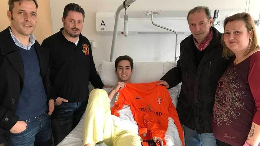 Manolo Sánchez Murias y Quini, junto al joven Iván Álvarez, en el hospital.