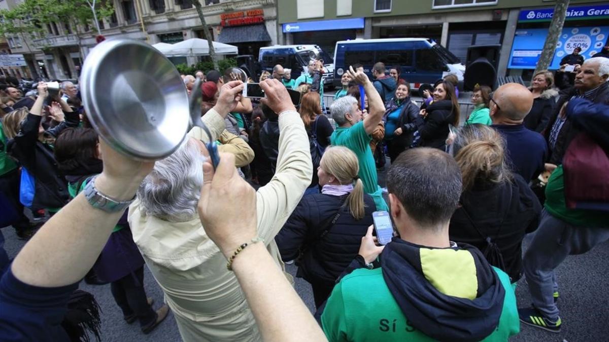 amadridejos33687693 barcelona 27 04 2016  sociedad   cacerolada ante l160427204650