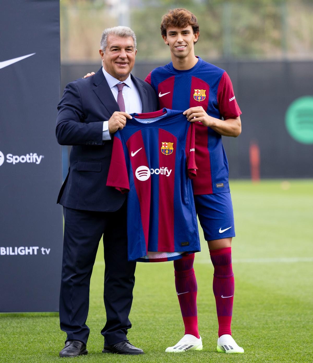 Las mejores imágenes de las presentaciones de Joao Felix y Joao Cancelo con el Barça