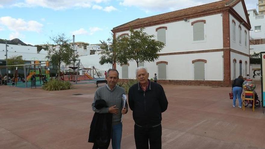 Adolfo García (izq.) y Antonio Delgado, delante del antiguo edificio de las oficinas de los tranvías.