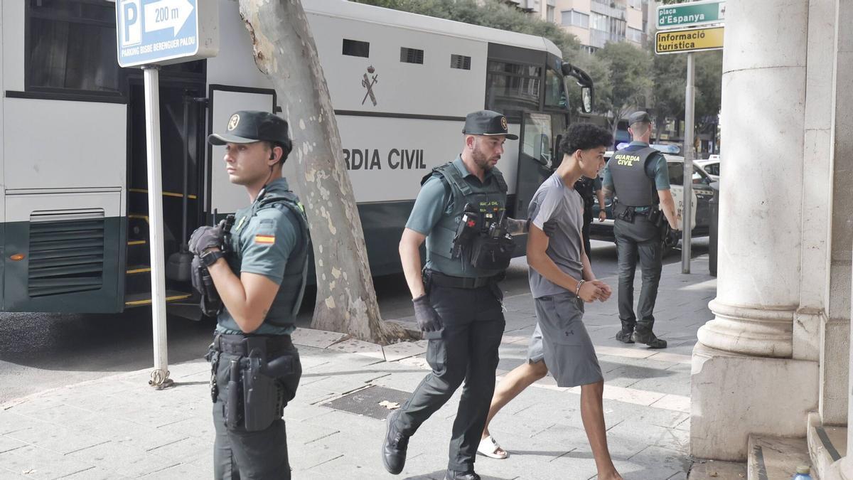 Uno de los acusados, ayer al ser puesto a disposición judicial.