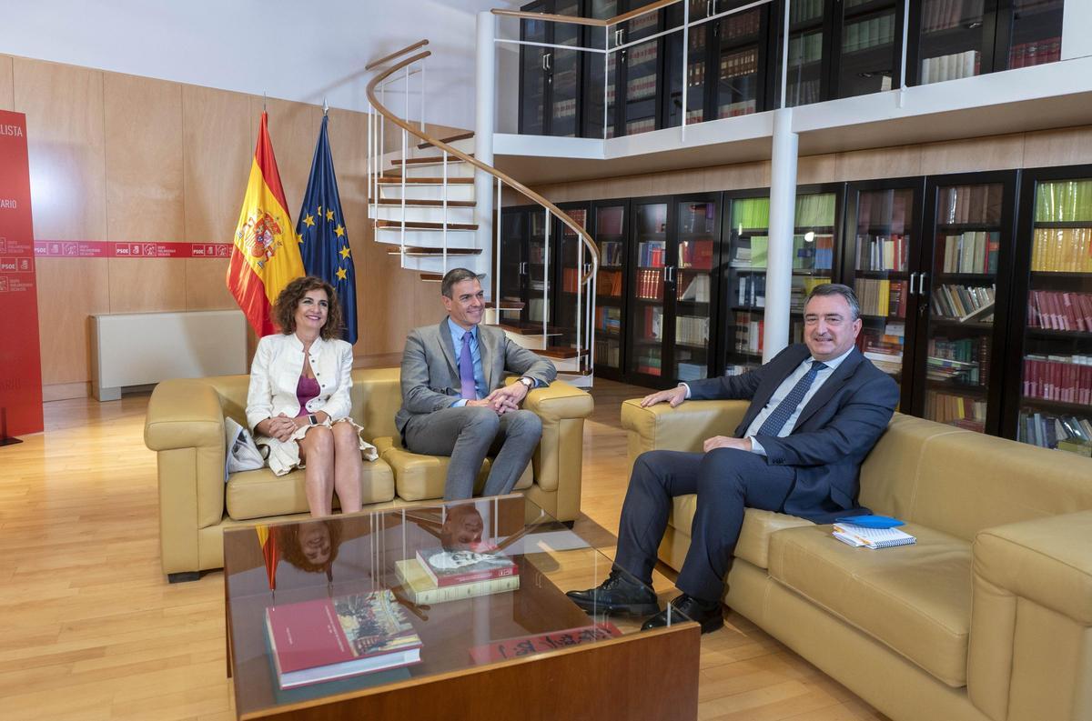 Pedro Sánchez junto a María Jesús Montero reunidos con Aitor Esteban