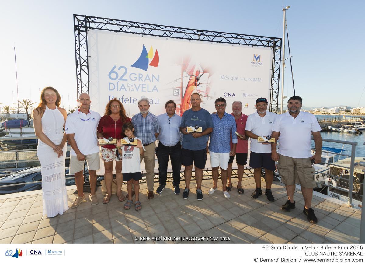 Los premiados en la categoría de Vela Latina posan en el podio