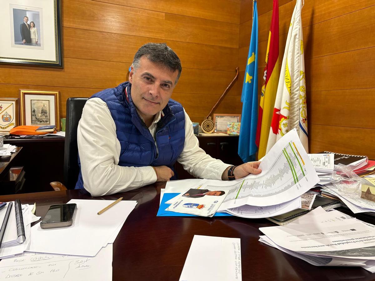 José Luis Fontaniella en el despacho de Alcaldía con los prespuestos para 2026.