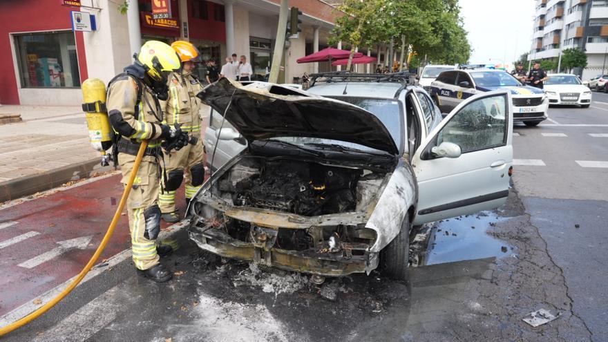 Espectacular incendio de un coche en marcha en Castelló