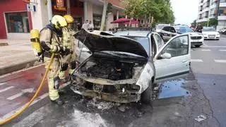 Espectacular incendio de un coche en marcha en Castelló