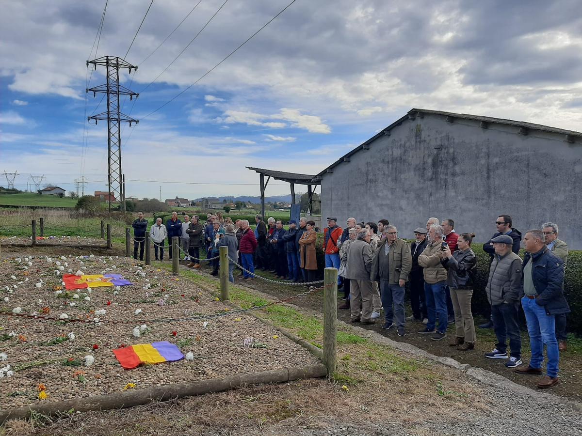 Asistentes al acto de la fosa de San Miguel de la Barreda en Siero