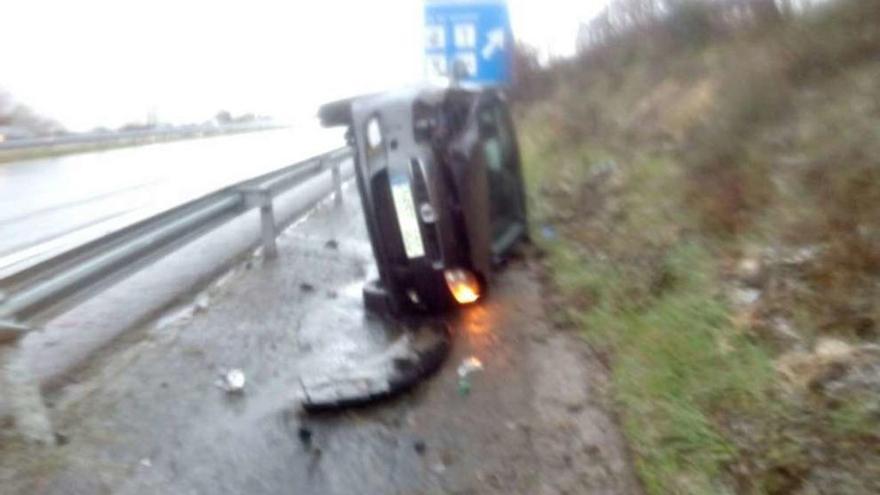 Uno de los vehículos quedó volcado tras atravesar la barrera quitamiedos.  // FdV