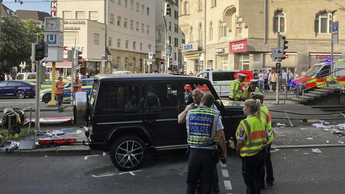 Policías en la escena del atropellamiento, en Stuttgart.