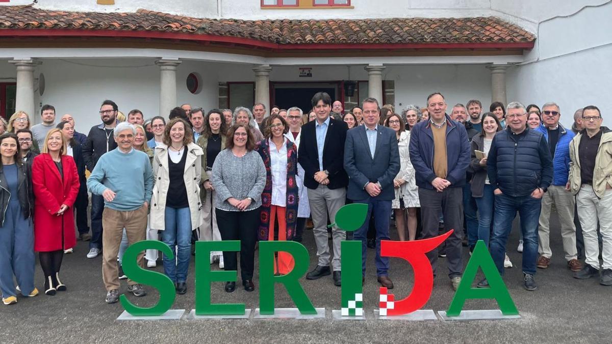 Los responsables autonómicos y municipales, con la plantilla del Serida, ayer, a la entrada de las instalaciones del organismo en Villaviciosa. | LNE