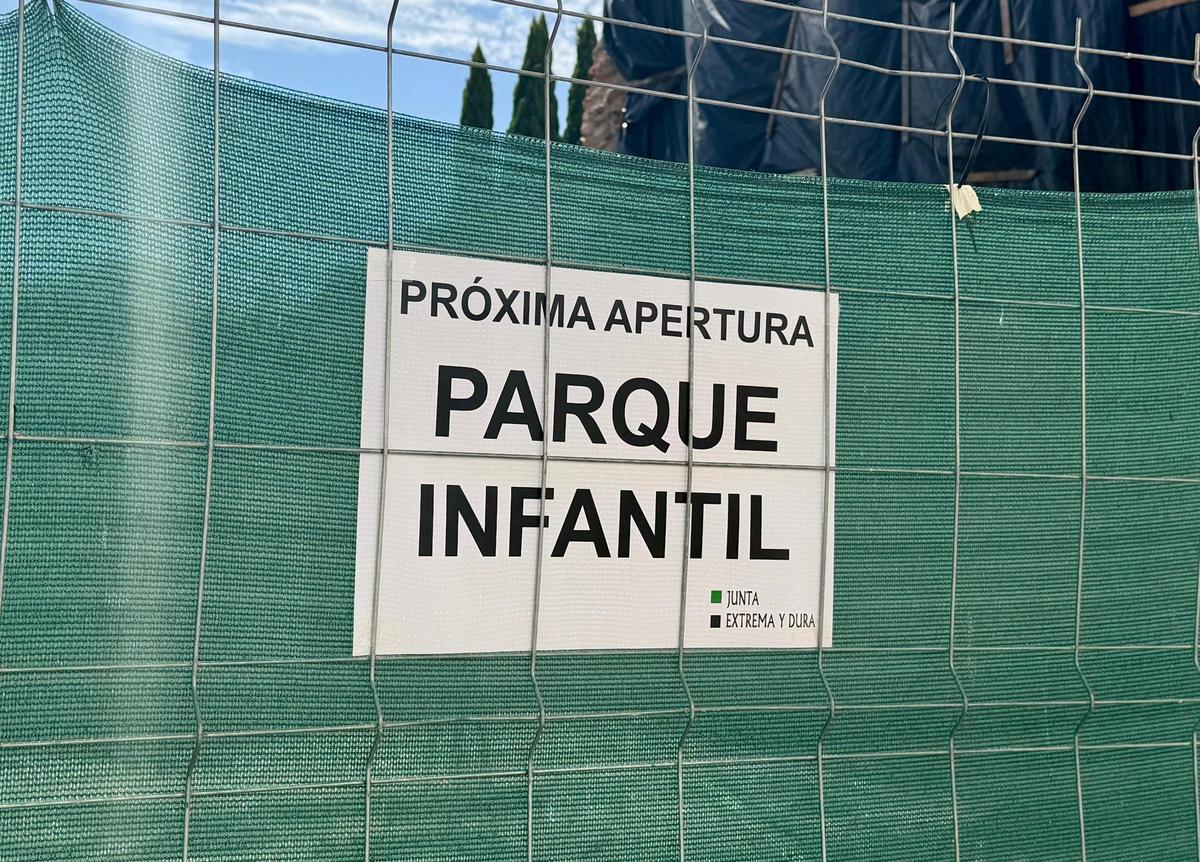 El cartel colocado anuncia la próxima apertura.