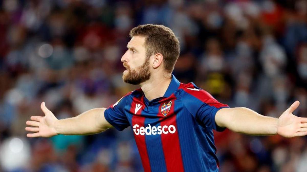 Mustafi, durante un partido con el Levante