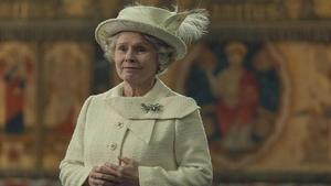 Imelda Staunton (Isabel II) en el episodio final de The Crown.