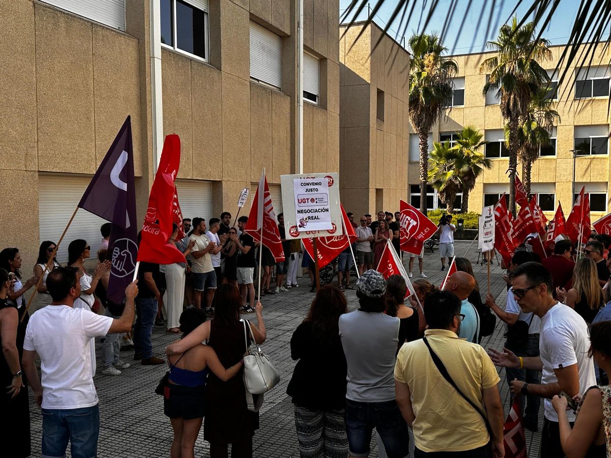 Participantes en la concentración de esta mañana en el campus de Cáceres.
