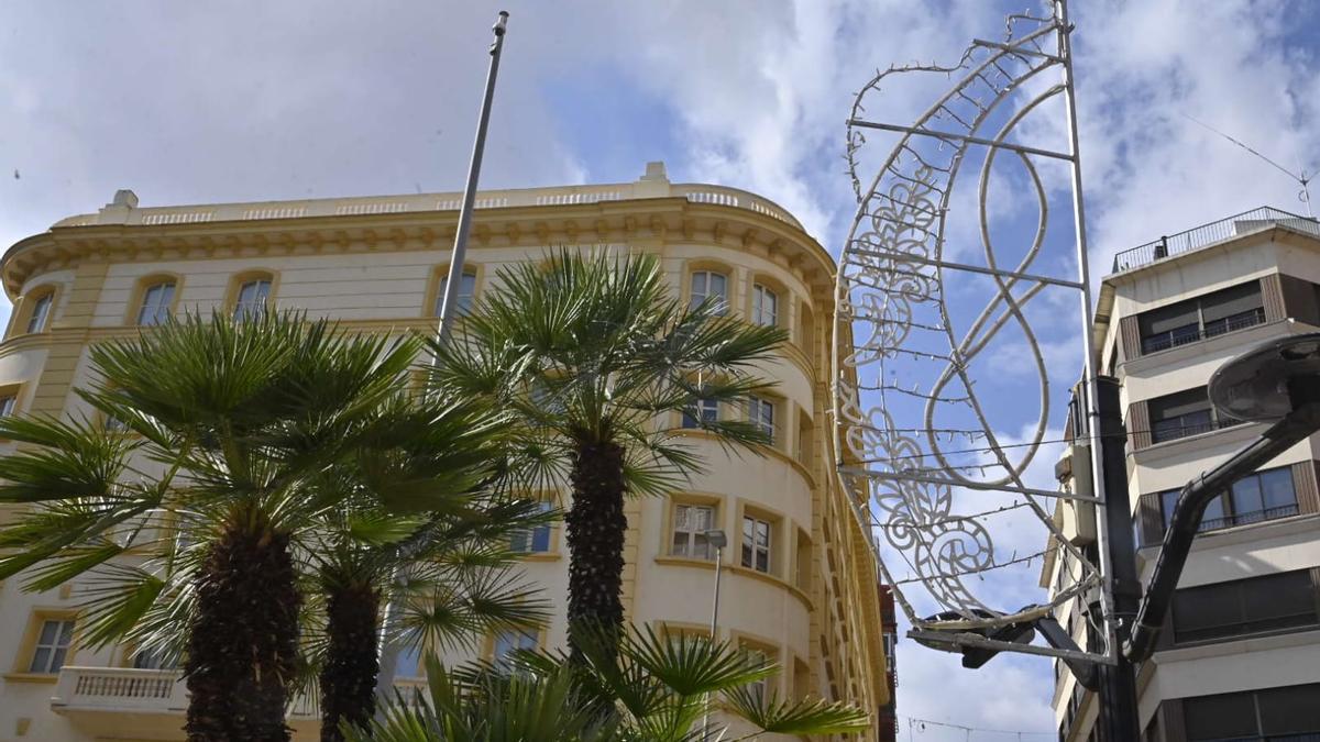 Guirnalda en la plaza María Agustina de Castelló.