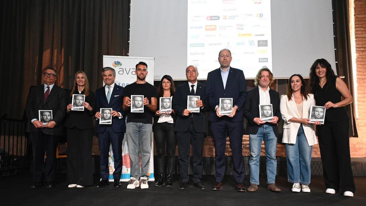 Foto de los principales patrocinadores con Eric Garcia y la Fundació AVAN.
