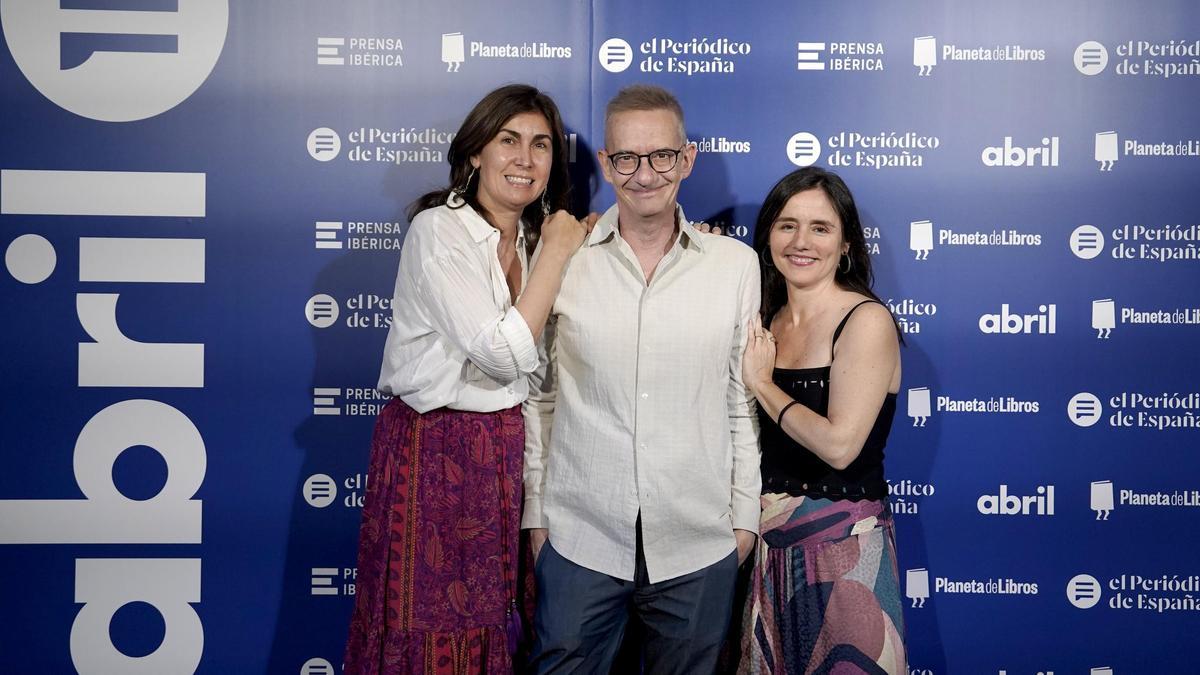 Ofelia Grande, directora de Ediciones Siruela; junto al escritor y editor de ALBA, Luis Magrinyà, e Idoia Moll, consejera de Prensa Ibérica y directora editorial de ALBA.
