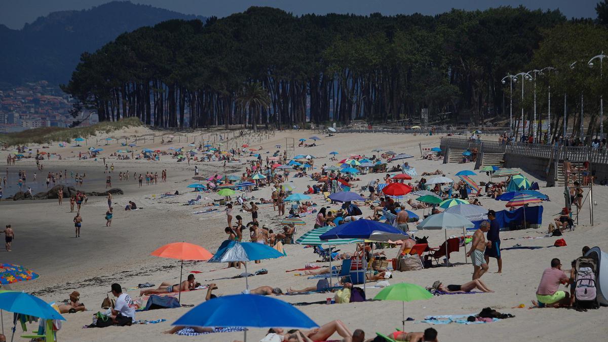 Decenas de personas en la playa viguesa de Samil.
