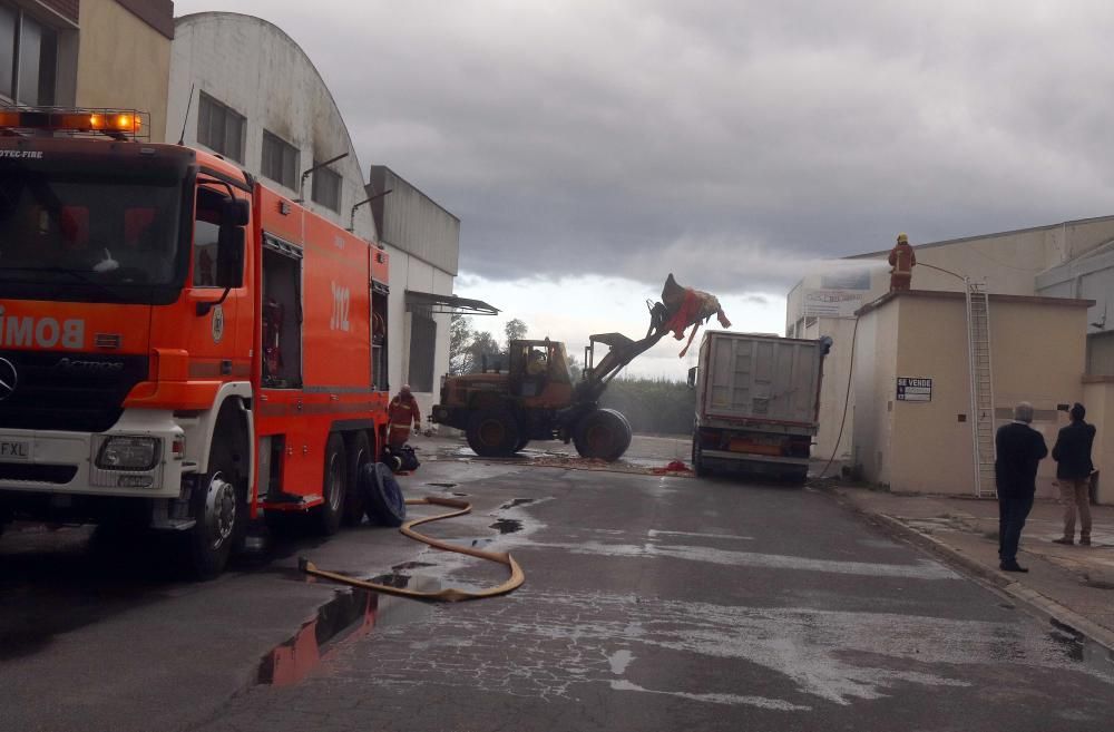 Incendio en un almacén de piensos en Alzira