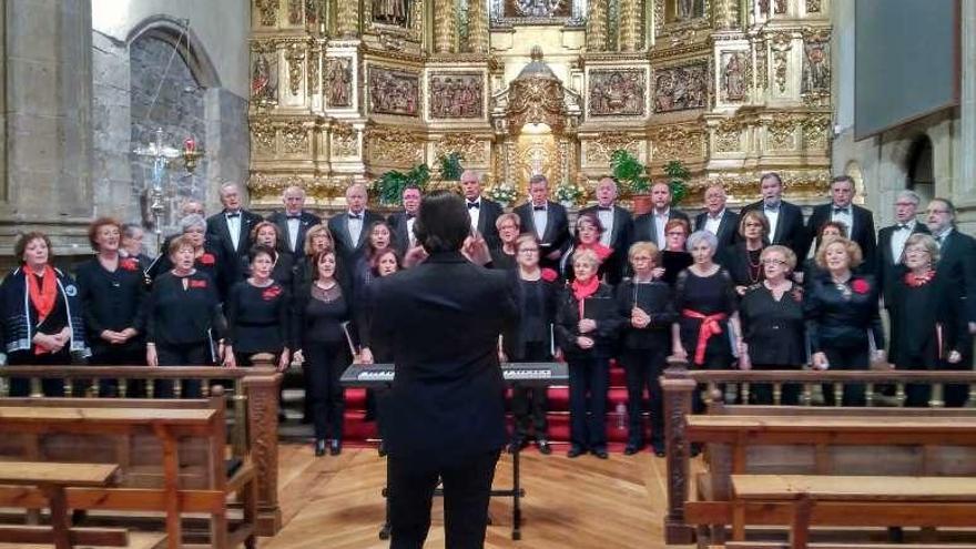 La actuación de la coral &quot;Cruz de la Victoria&quot;, ayer, en Pamplona.