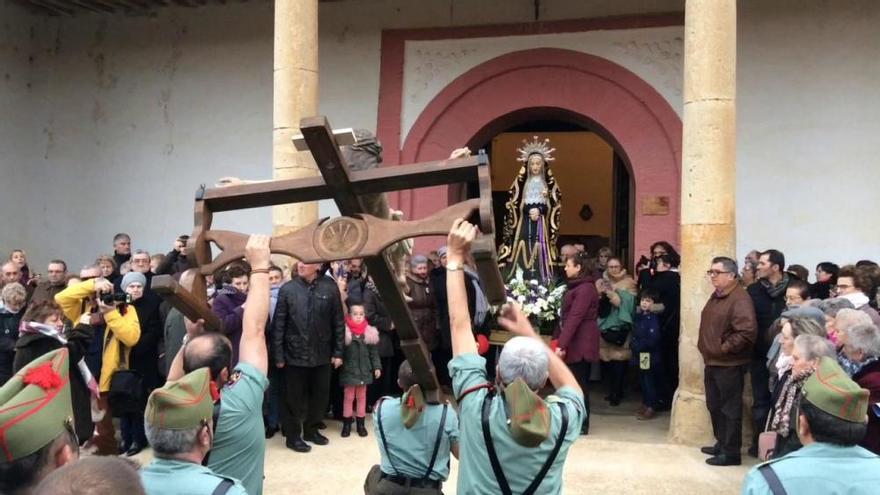 Los legionarios acompañan a la Dolorosa de Villanueva del Campo