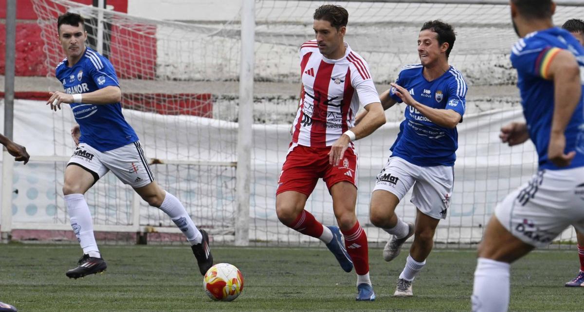 Un jugador del Alondras conduce el balón durante el partido de ida. |  Pablo Hernández Gamarra