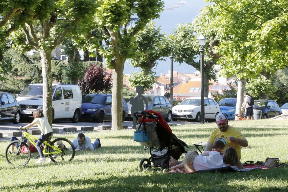 Los vigueses, ya con ganas de la nueva fase. El buen tiempo anima a los vecinos a disfrutar de los parques y las playas en la jornada previa a la entrada en la fase 2 de la desescalada